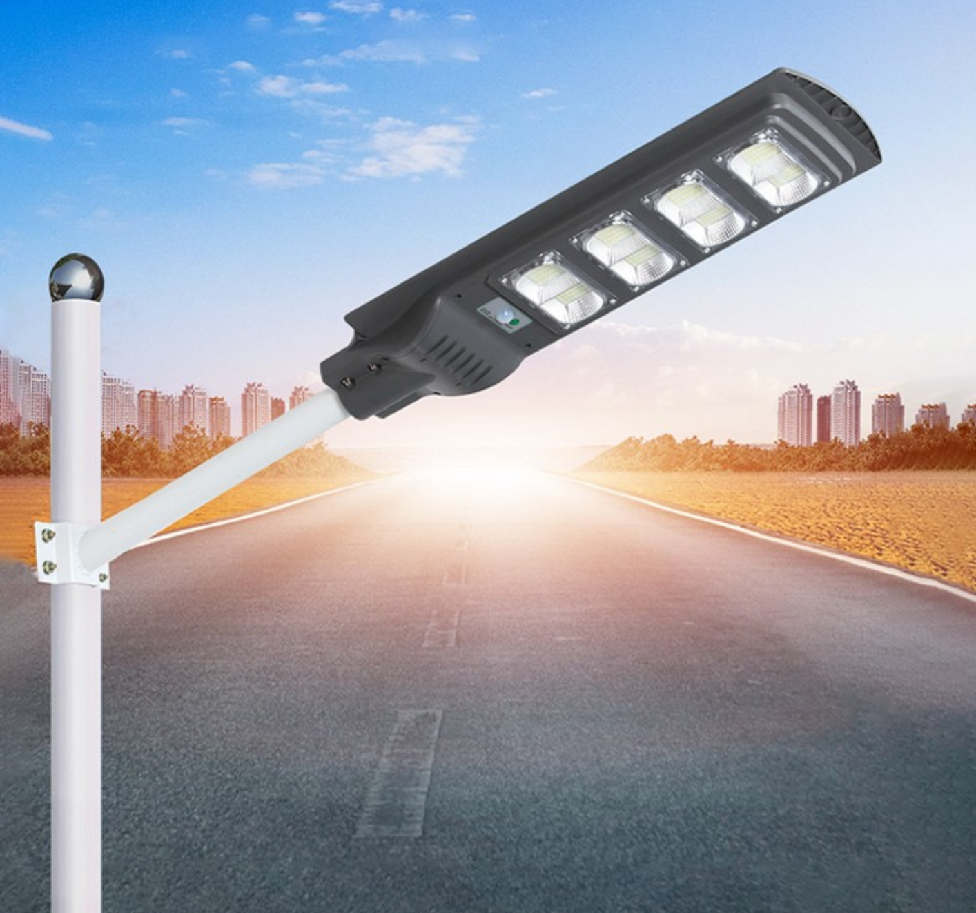 Una farola está colocada en un poste al costado de una carretera.