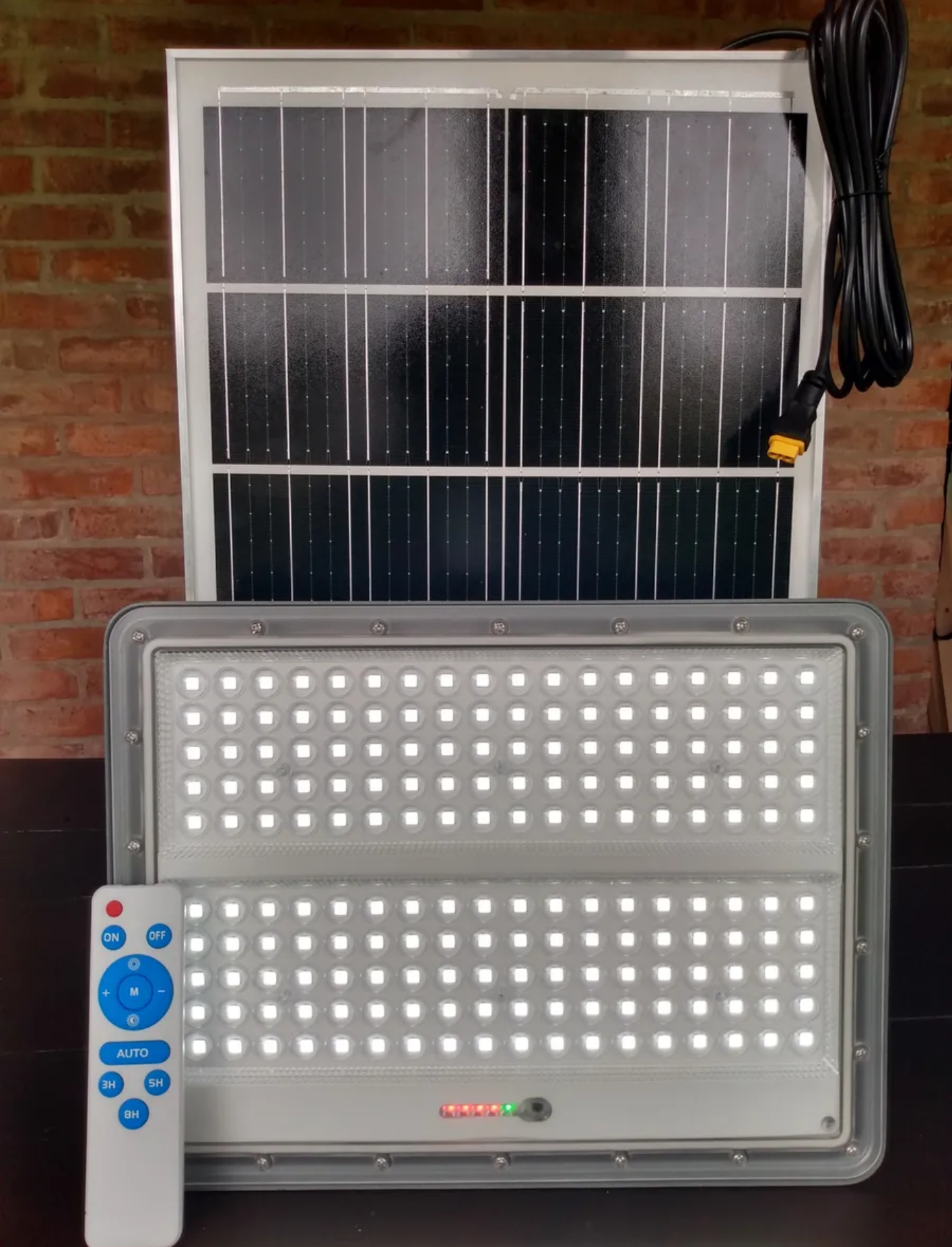 Un panel solar con un control remoto al lado.