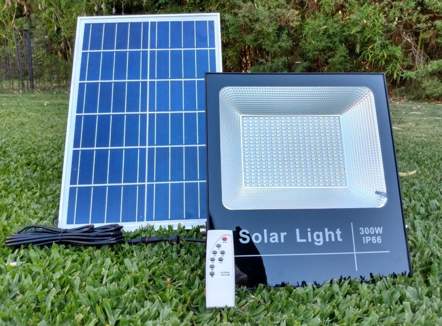 Una luz solar con control remoto y un panel solar.