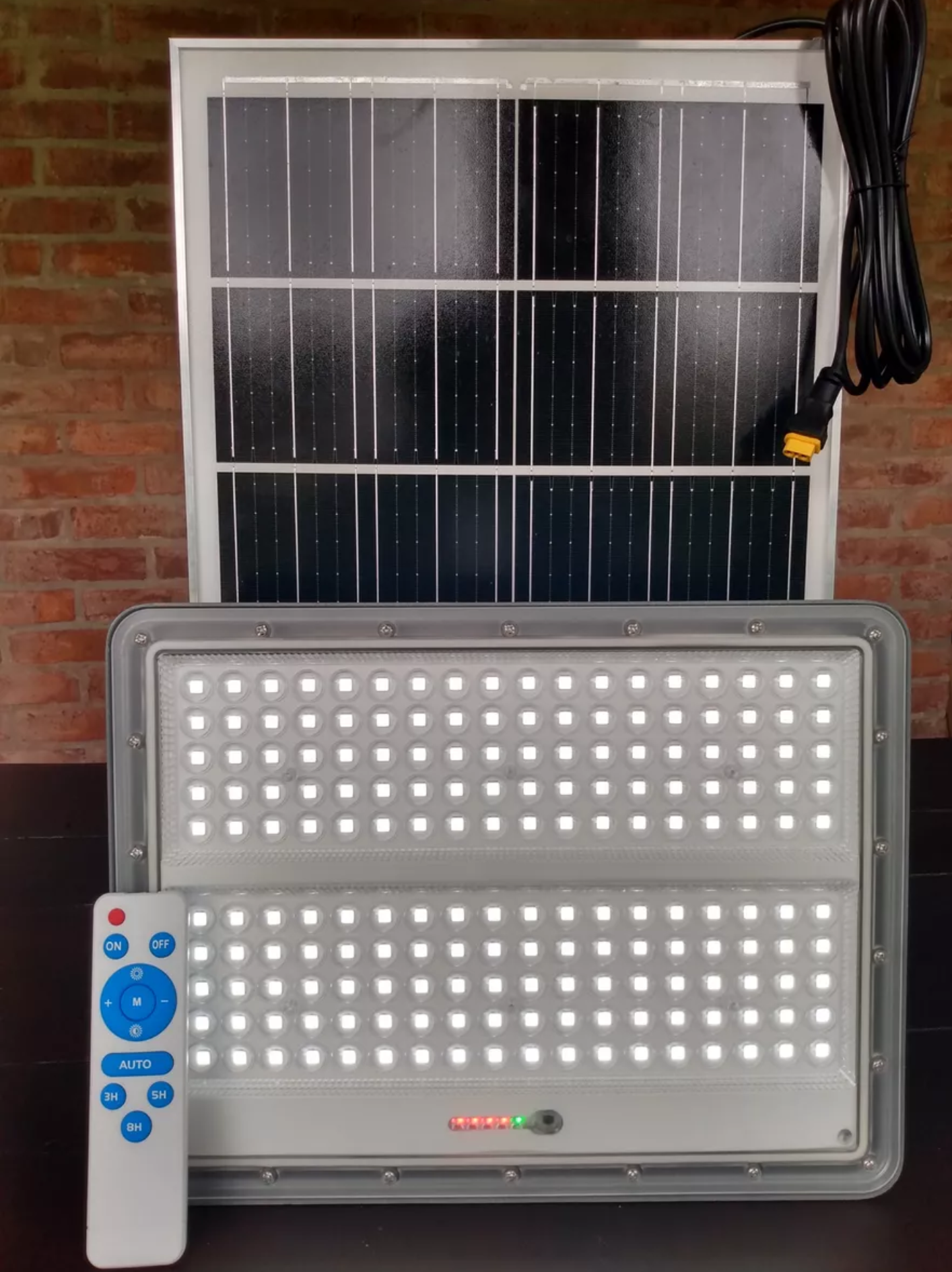Un panel solar con un control remoto al lado.