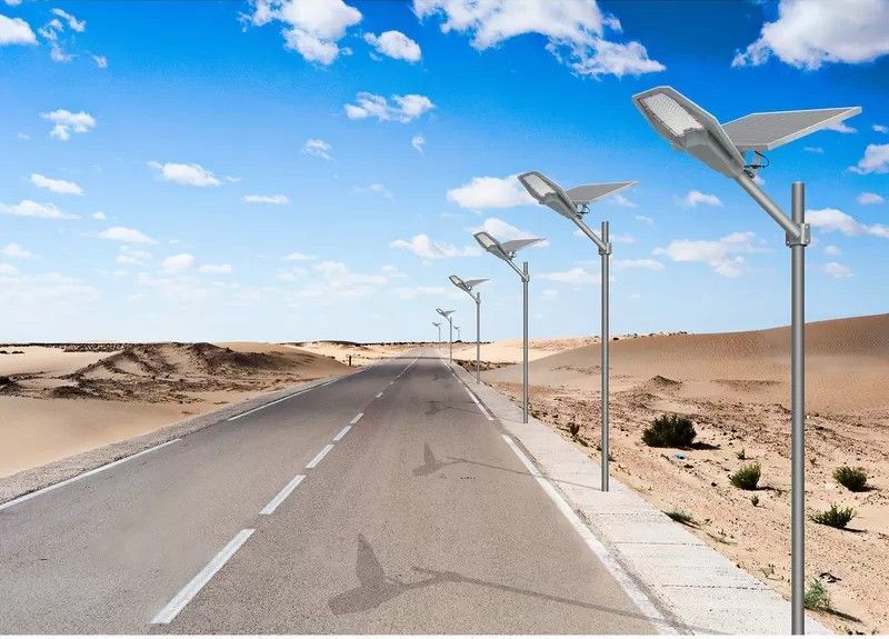 Una hilera de farolas a lo largo del costado de una carretera desértica