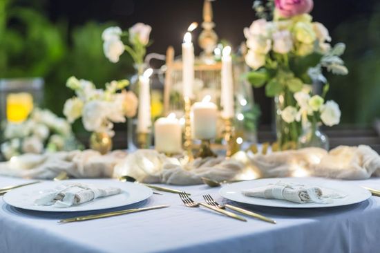 fiori su tavolo di una cerimonia