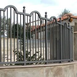 recinzione con elementi curvi