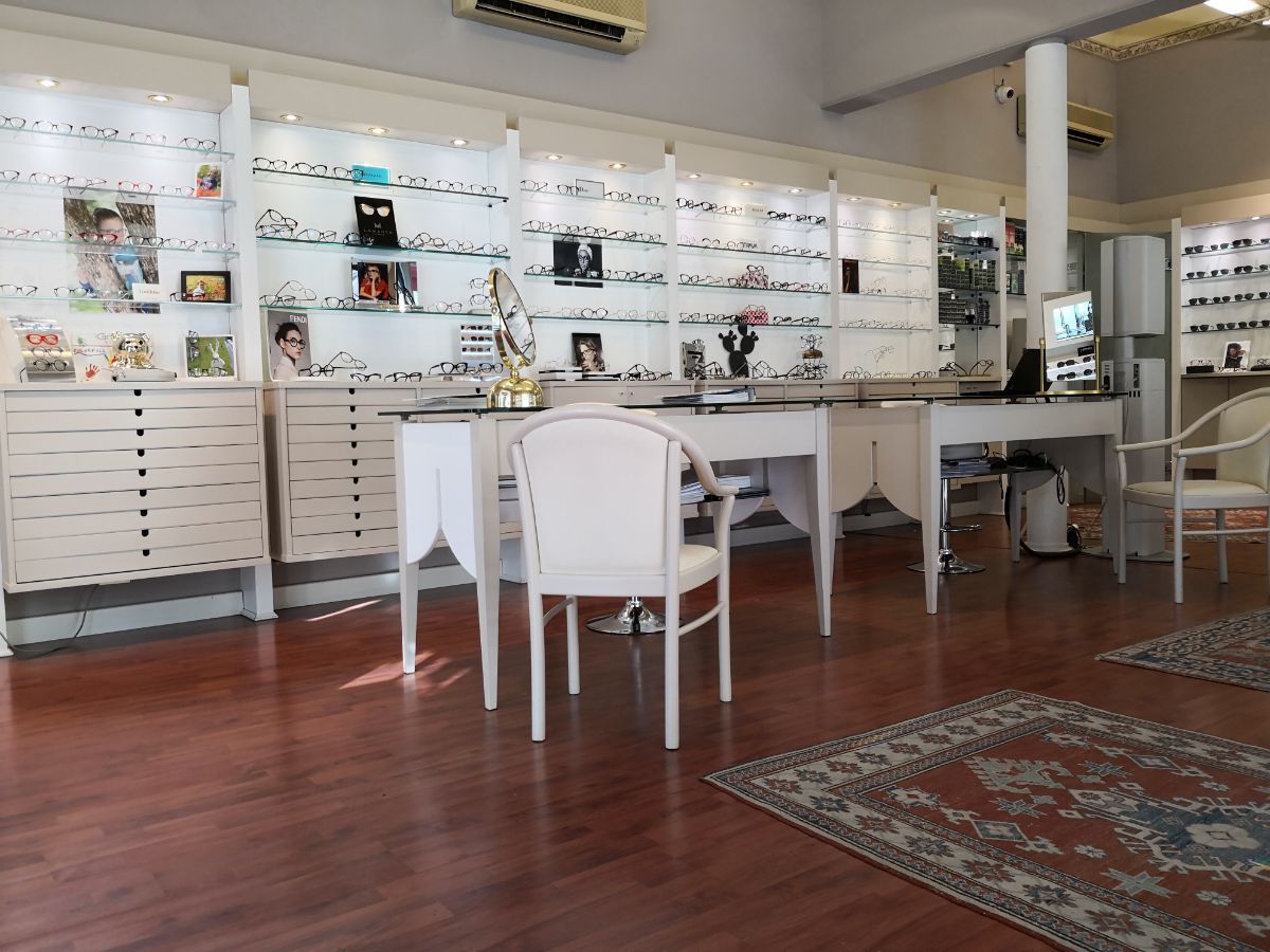 centro ottico con occhiali da vista in esposizione