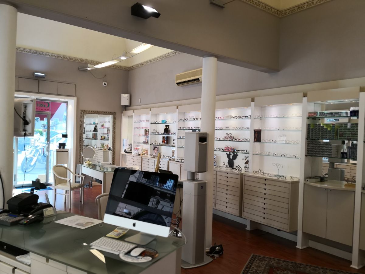 negozio di ottica con occhiali da vista in esposizione