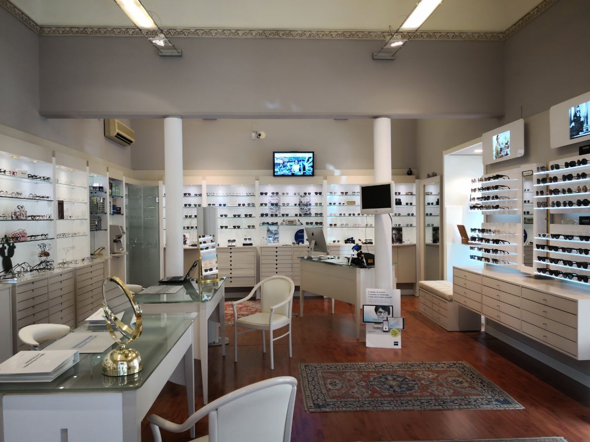 negozio di occhiali con parquet e tappeto persiano