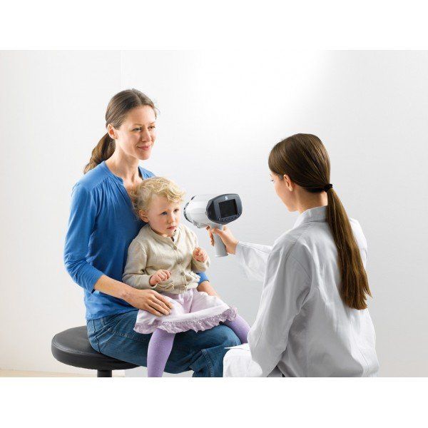 bimbo che si sottopone a esame della vista