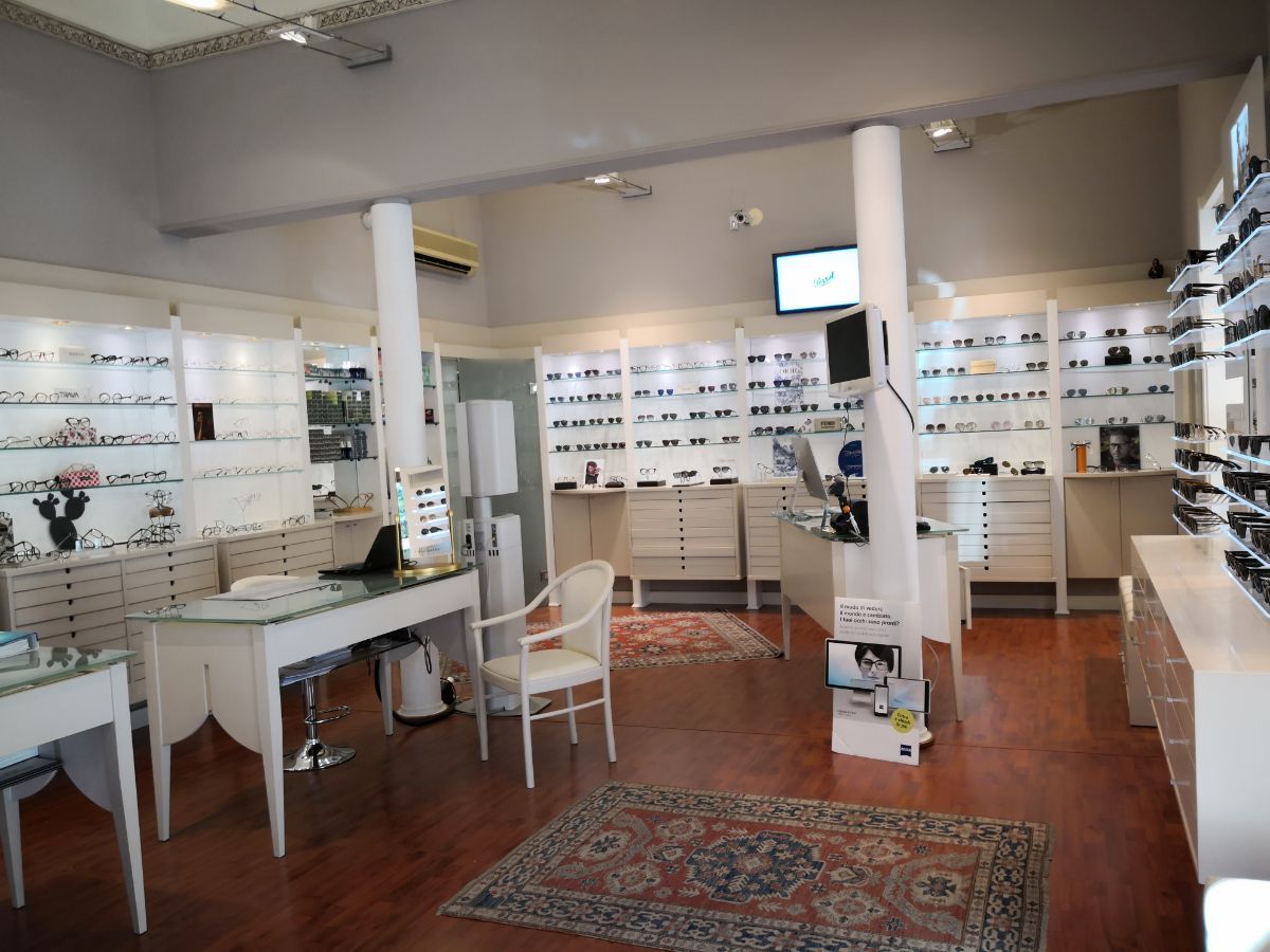 negozio di ottica con occhiali in esposizione