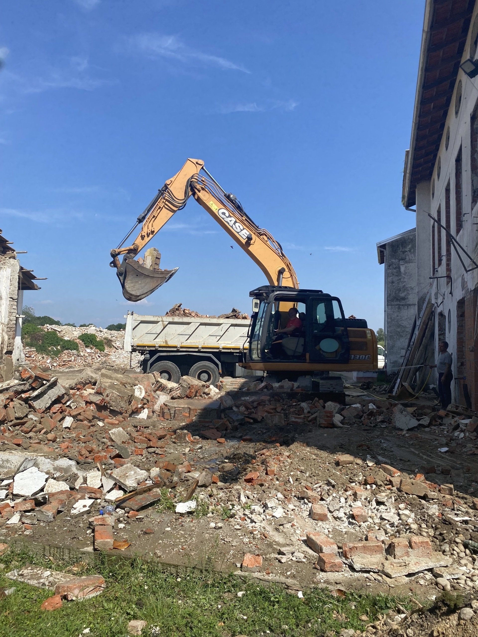 sollevamento macerie con ruspe