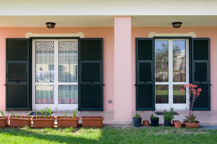 abitazione con infissi bianchi