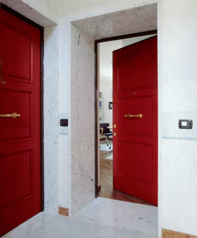 porta blindata di una casa laccata rossa