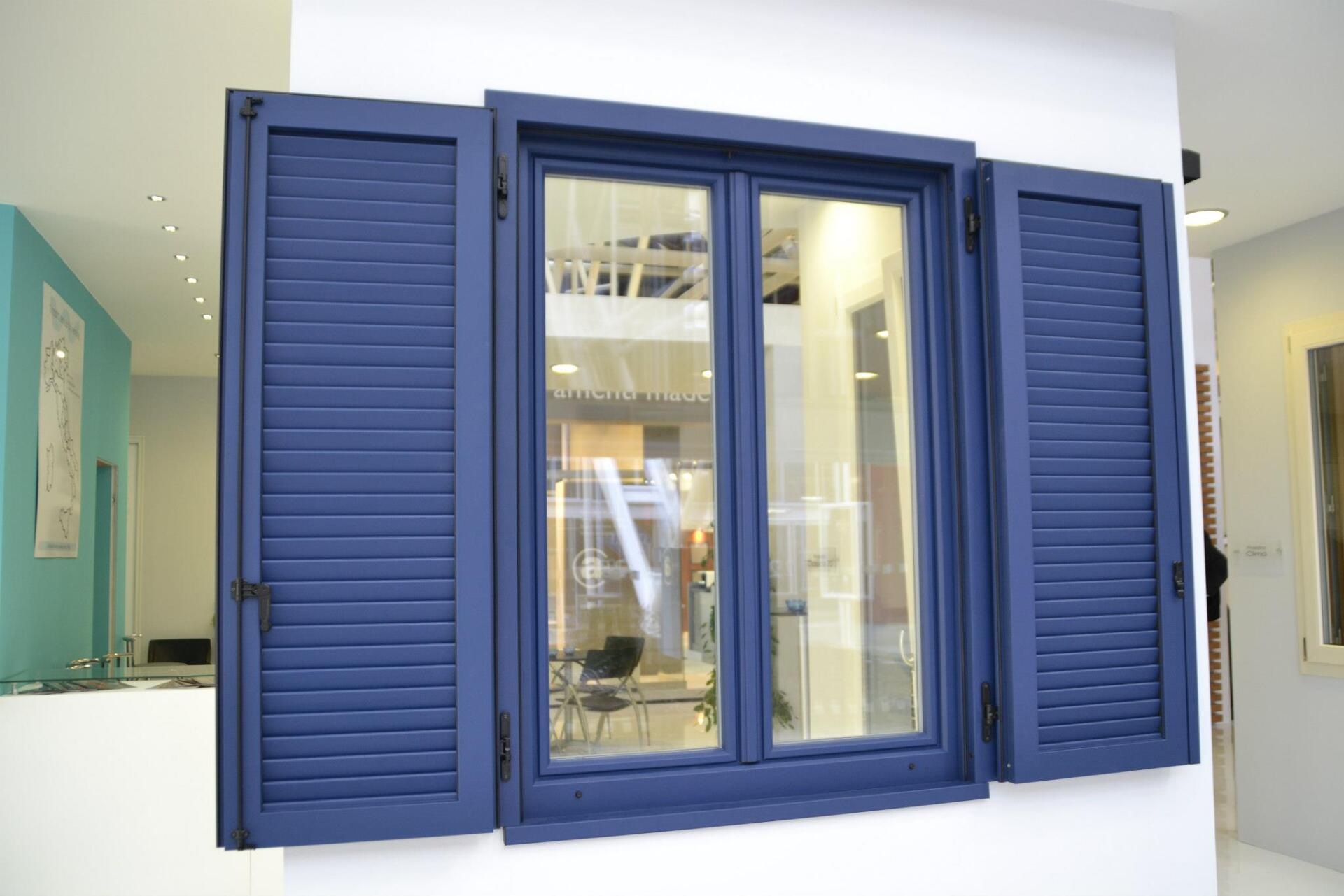 infissi finestra blu