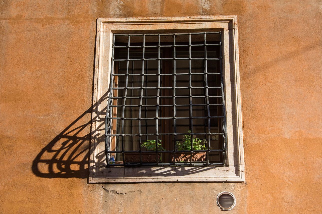 finestra con inferriata in ferro