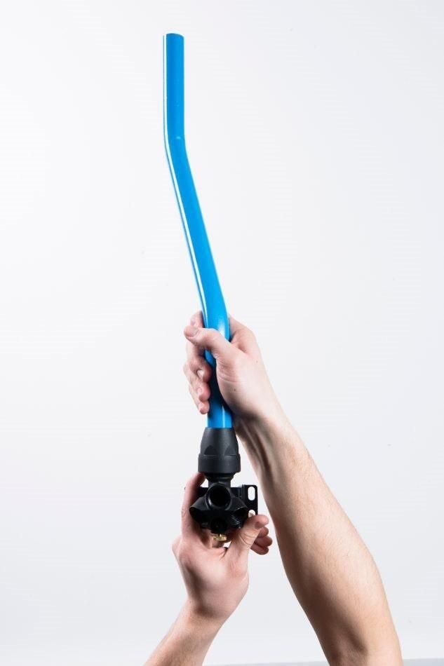 Una persona sostiene una pipa azul en sus manos.