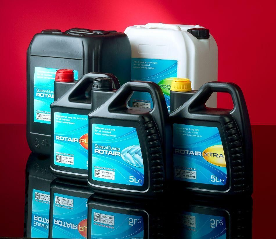 Varias botellas de aceite Rotair están apiladas una encima de otra.