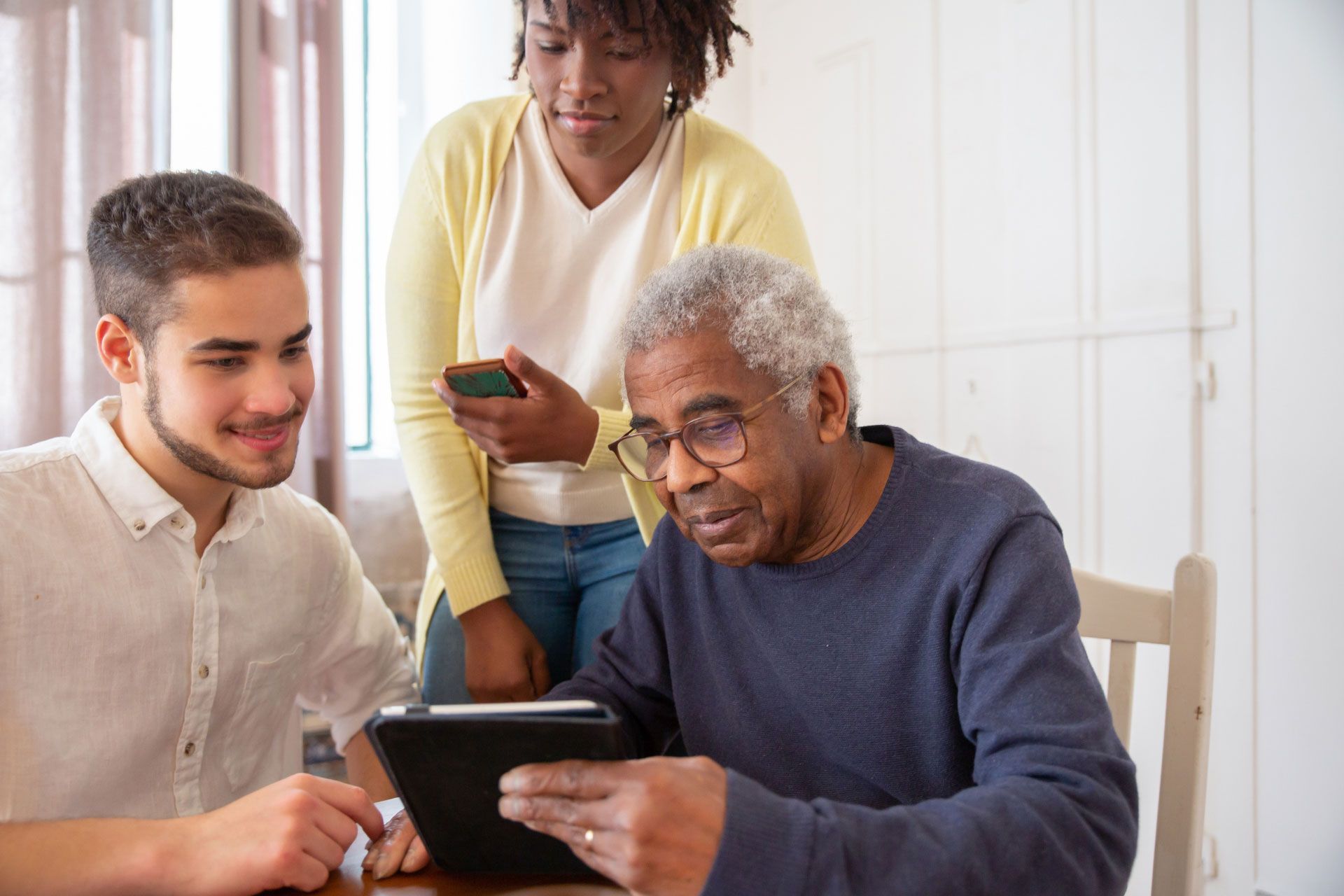 Security expert showing the best alarm system for seniors to a family