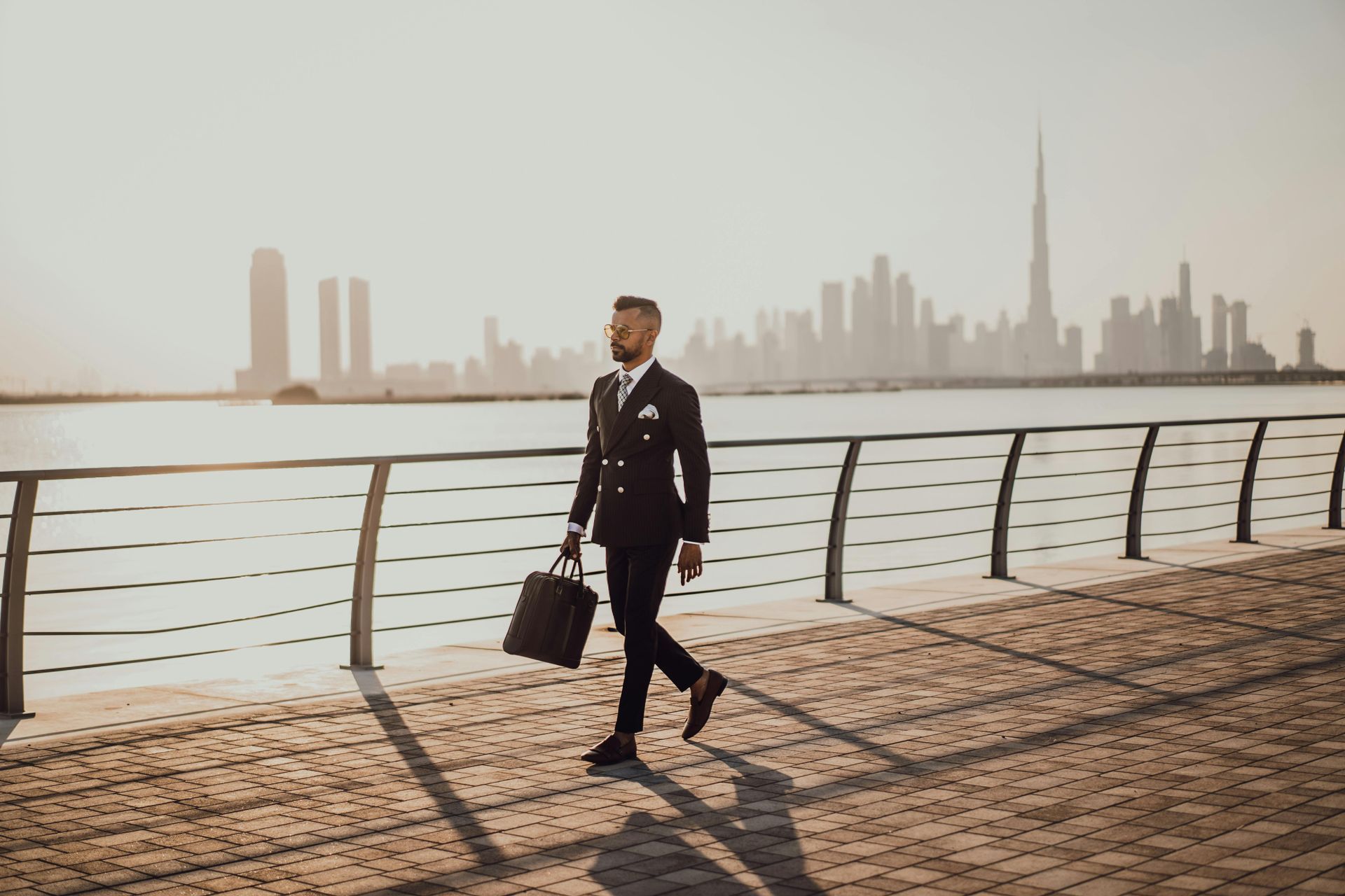 Infographic explaining UAE's job loss compensation system, eligibility conditions, and payout structure.