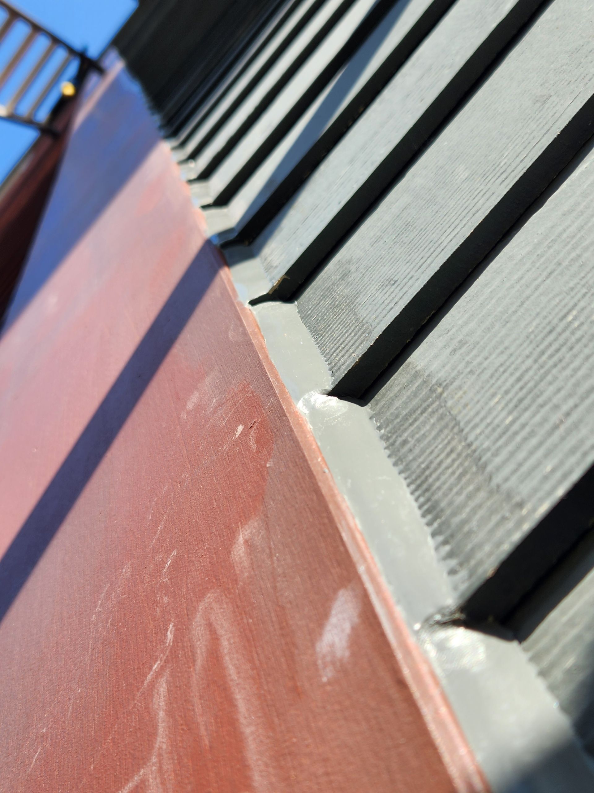 Un gros plan d'un toit rouge et gris