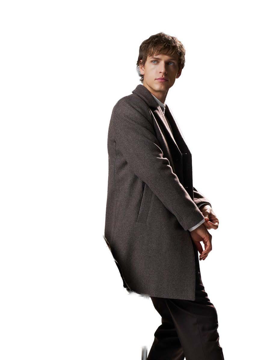 Ein Mann in einem langen grauen Mantel blickt über die Schulter.