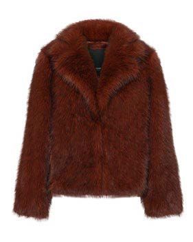 Brauner Kunstpelzmantel mit breitem Revers.