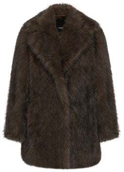 Brauner Kunstpelzmantel mit großem Kragen.