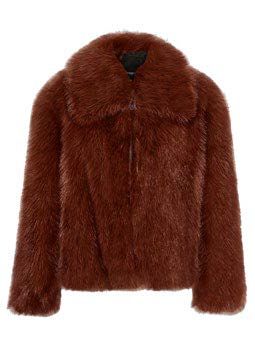 Braune Kunstpelzjacke mit großem Kragen.