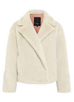 Cremefarbene Kunstpelzjacke mit gekerbtem Kragen und schrägem Verschluss, die ein rosa Futter freigibt.