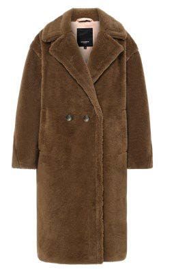 Brauner, langer Teddyfellmantel mit großem Revers und doppelreihiger Knopfleiste.