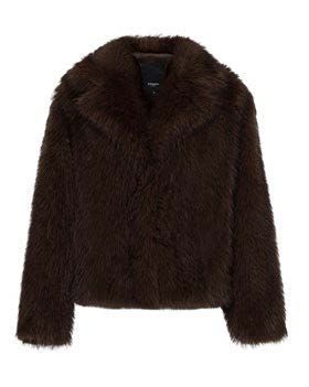 Braune Kunstpelzjacke mit breitem Kragen.