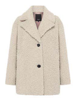 Beigefarbener Teddybärmantel mit schwarzen Knöpfen.