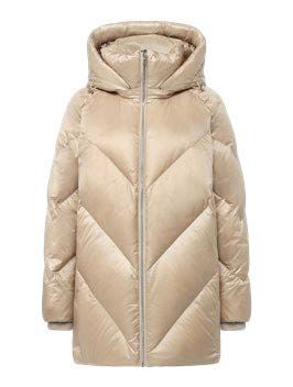 Beigefarbener Stepp-Daunenmantel mit Kapuze und Reißverschluss.