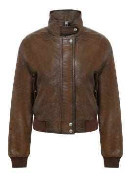 Braune Lederbomberjacke mit hohem Kragen, Rippbündchen an Ärmeln und Saum sowie silbernen Druckknöpfen.