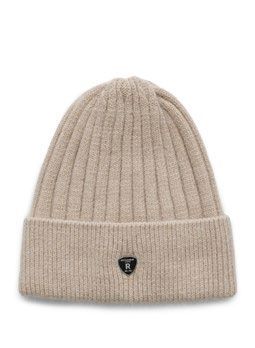 Beige gerippte Strickmütze mit einem kleinen, dunklen Emblem auf dem umgeschlagenen Rand.
