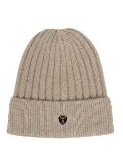 Beige gerippte Strickmütze mit kleinem Logo auf der Vorderseite.