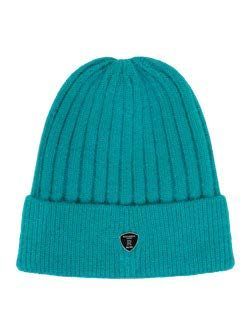 Türkisfarbene, gerippte Strickmütze mit einem kleinen schwarzen Emblem am Rand.