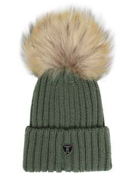 Grüne Strickmütze mit einem hellbraunen Kunstfellbommel und einem kleinen, schwarzen Emblem.