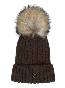 Braune Strickmütze mit großem Kunstfellbommel.