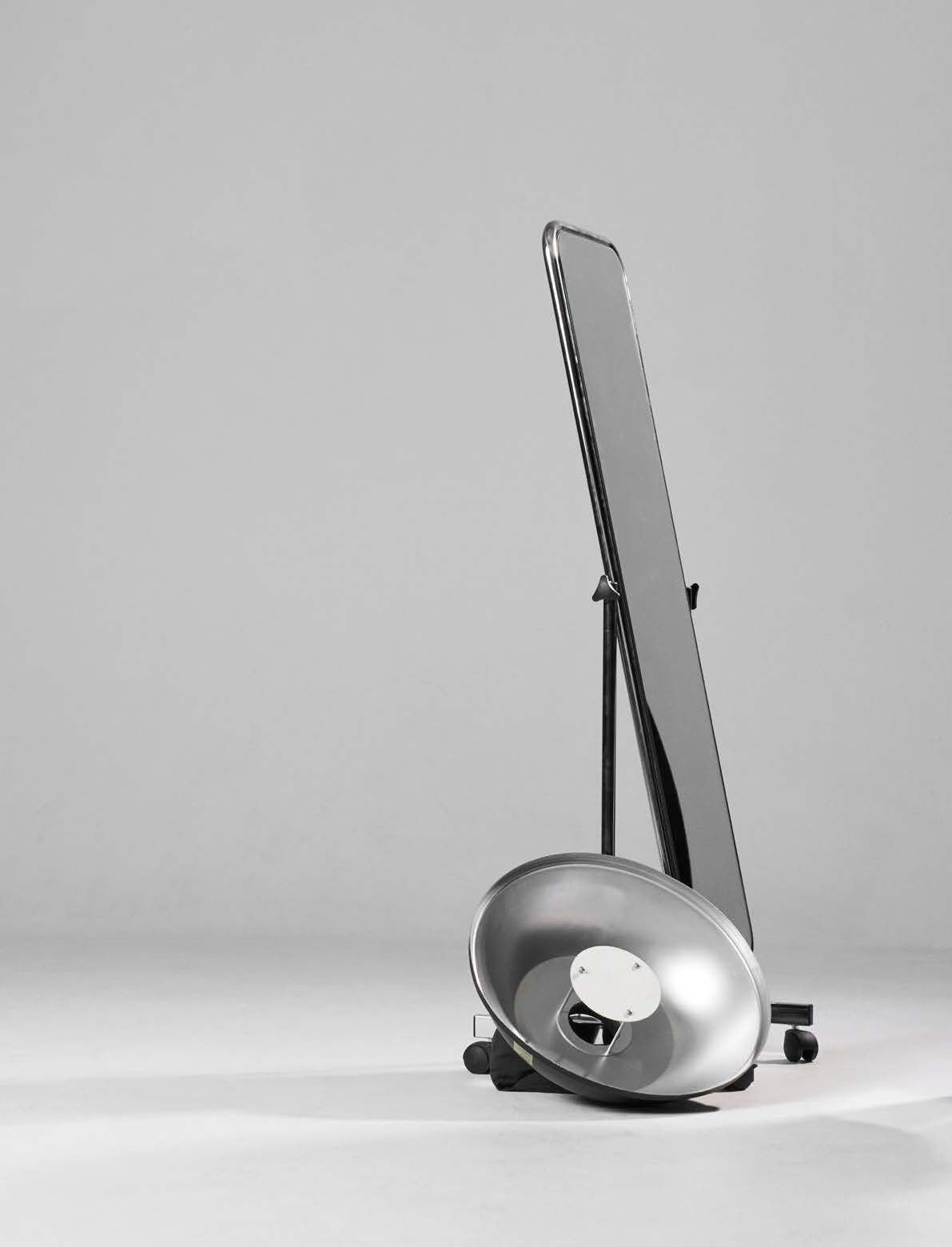 Ein Studioblitzgerät mit Reflektor und einer hohen, rechteckigen Lichtplatte.