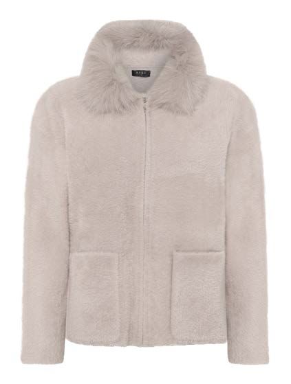 Beige Kunstpelzjacke mit Reißverschluss und Pelzkragen.