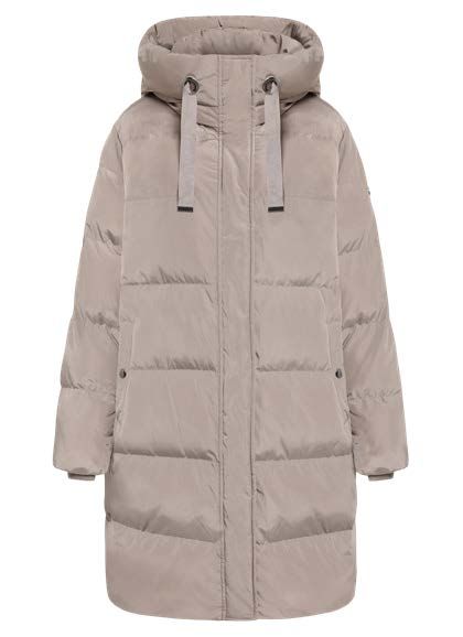 Beigefarbener, langer Daunenmantel mit Kapuze.