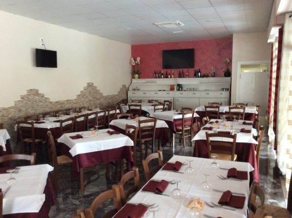 Tavoli imbanditi all'interno del ristorante