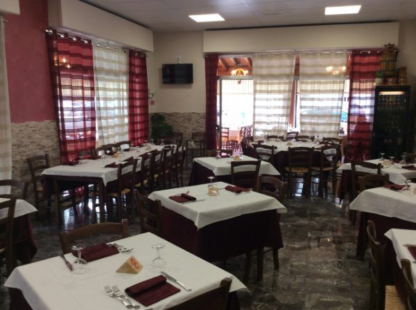 Tavoli all'interno della trattoria