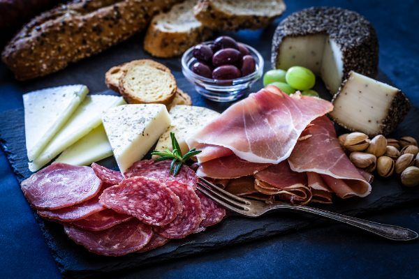 Antipasto con salumi, olive e formaggi