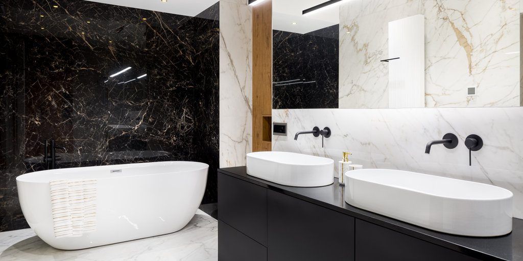 A bathroom with two sinks and a bathtub.