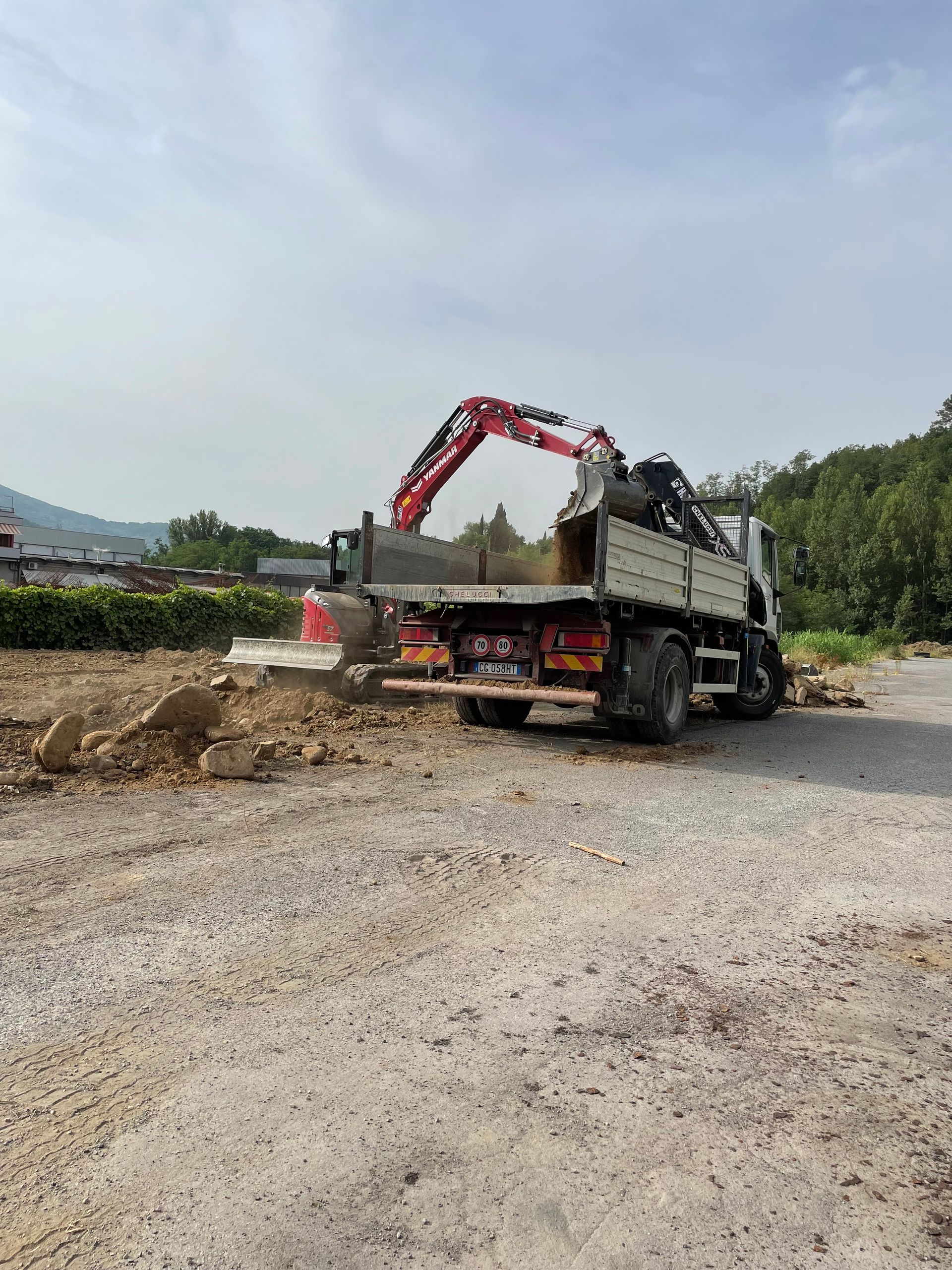 operaio dopo aver ristrutturato un bagno