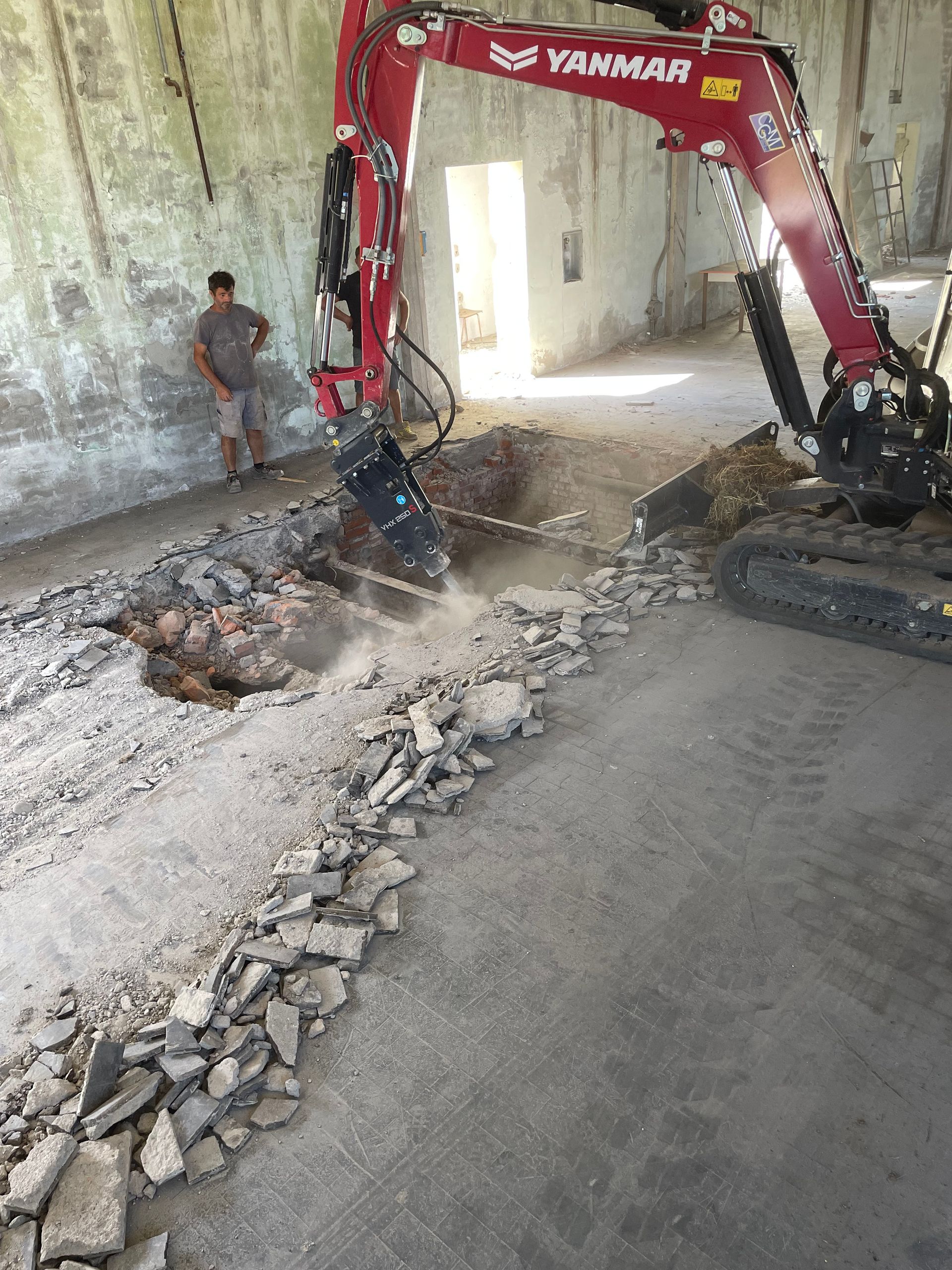 operaio dopo aver ristrutturato un bagno