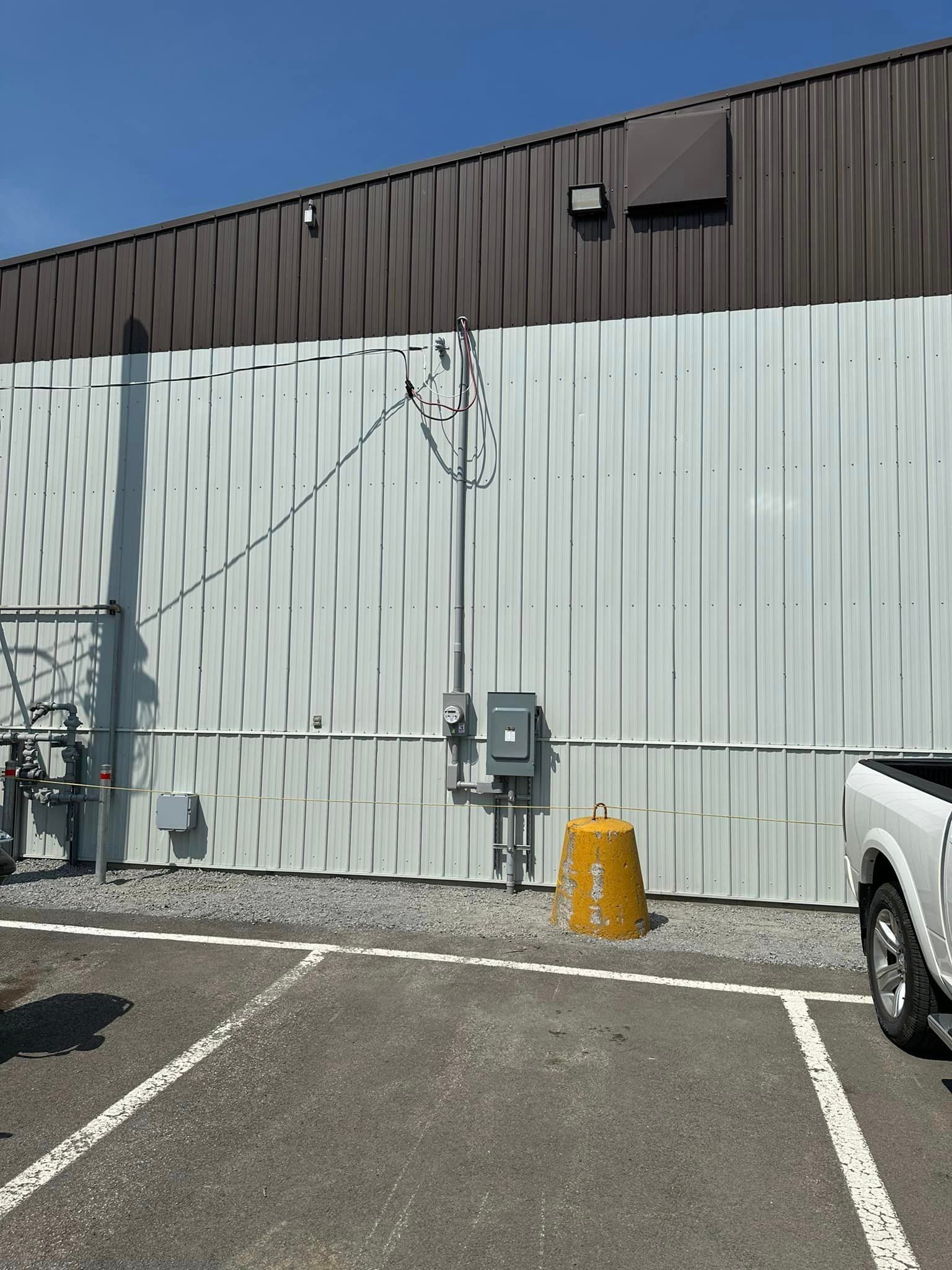 Un camion blanc est garé devant un immeuble.