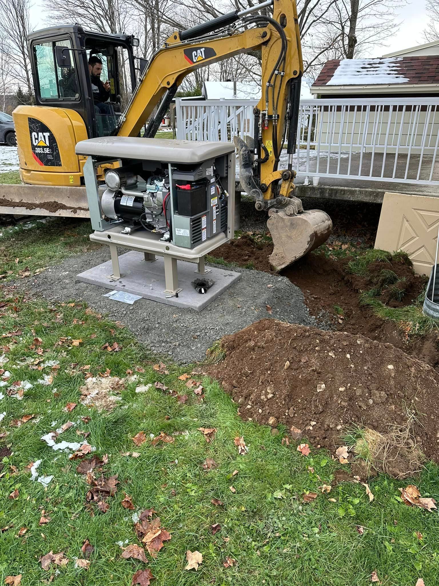 Une excavatrice jaune creuse un trou dans le sol à côté d'un générateur.