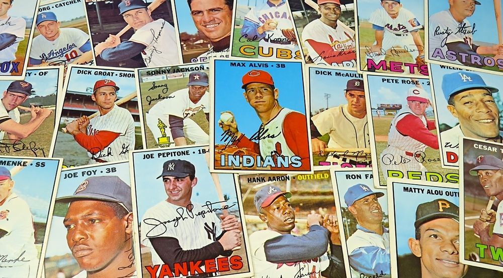 A bunch of baseball cards with the word yankees on them