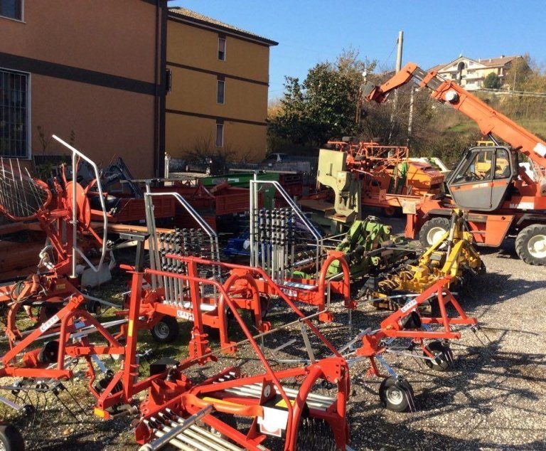 deposito di macchinari agricoli